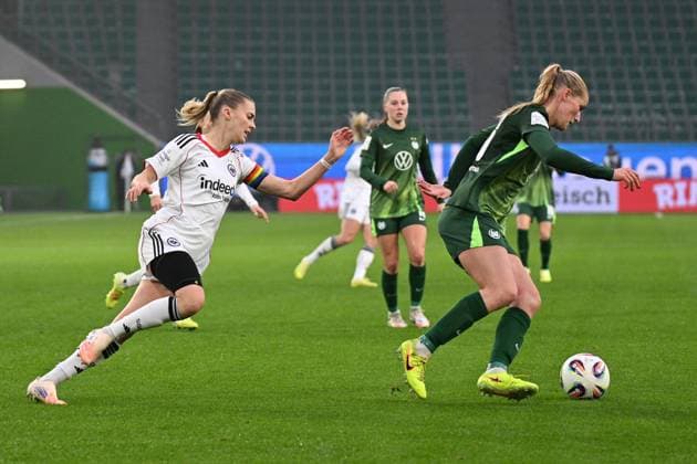 Fußball I Frauen I Saison 2025-2026 I Bundesliga I 10. Spieltag I VfL Wolfsburg - Eintracht Frankfurt I 08.11.2025 Laura Freigang (10, Eintracht Frankfurt) sprintet nach dem Ballverlust Camilla Küver (16, VfL Wolfsburg) hinterher Wolfsburg Volkswagen Arena Niedersachsen Deutschland Copyright: xLobeca InesxHähnelx
