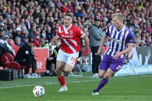 18 Erik Engelhardt (Energie Cottbus, l.), 25 Niklas Wiemann (Osnabrück) Fussball 3. Liga 2025 2026 FC Energie Cottbus - VfL Osnabrück