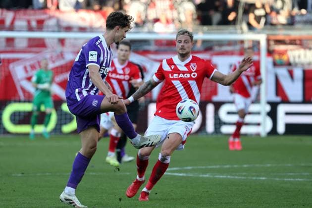 27 Robin Fabinski (Osnabrück, l.) klärt vor 7 Timmy Thiele (Energie Cottbus) Fussball 3. Liga 2025 2026 FC Energie Cottbus - VfL Osnabrück