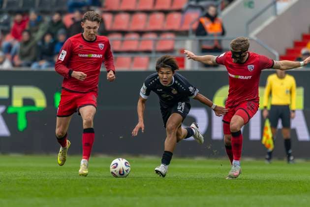 Ingolstadt, Deutschland 08. November 2025: 3. Liga - 2025 2026 - FC Ingolstadt 04 vs. Rot-Weiss Essen Im Bild: v. li. im Zweikampf Berkay Öztürk Oetztuerk (FCI), Kaito Mizuta (RWE) und Yannick Deichmann (FCI) DFB regulations prohibit any use of photographs as image sequences and or quasi-video Audi Sportpark Bayern Copyright: xFotostandx xSchäferx