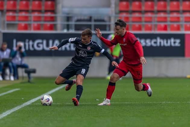 Ingolstadt, Deutschland 08. November 2025: 3. Liga - 2025 2026 - FC Ingolstadt 04 vs. Rot-Weiss Essen Im Bild: v. li. im Zweikampf Marvin Obuz (RWE) und Max Besuschkow (FCI) DFB regulations prohibit any use of photographs as image sequences and or quasi-video Audi Sportpark Bayern Copyright: xFotostandx xSchäferx