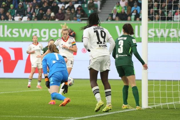 08.11.2025, xgrfx, Fussball Google Pixel Frauen-Bundesliga, VfL Wolfsburg - Eintracht Frankfurt v.l. Tor, Laura Freigang (Eintracht Frankfurt) (DFL DFB REGULATIONS PROHIBIT ANY USE OF PHOTOGRAPHS as IMAGE SEQUENCES and or QUASI-VIDEO) Wolfsburg