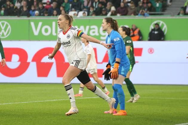 08.11.2025, xgrfx, Fussball Google Pixel Frauen-Bundesliga, VfL Wolfsburg - Eintracht Frankfurt v.l. Tor, Laura Freigang (Eintracht Frankfurt) (DFL DFB REGULATIONS PROHIBIT ANY USE OF PHOTOGRAPHS as IMAGE SEQUENCES and or QUASI-VIDEO) Wolfsburg