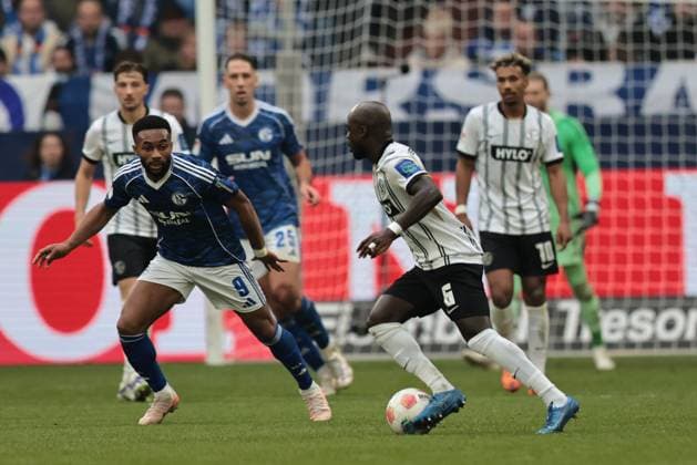 Moussa Sylla (FC Schalke 04) und Amara Conde (SV 07 Elversberg) beim Spiel der 2. Bundesliga (Saison 2025 26) FC Schalke 04 - SV 07 Elversberg Copyright: Thomas Pakusch