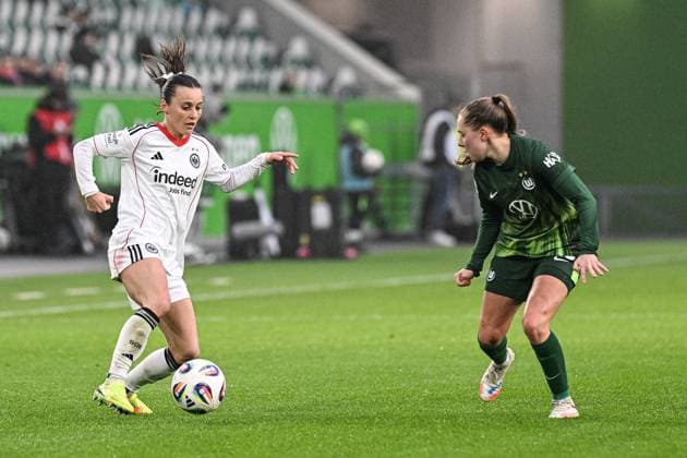 Fußball I Frauen I Saison 2025-2026 I Bundesliga I 10. Spieltag I VfL Wolfsburg - Eintracht Frankfurt I 08.11.2025 Hayley Emma Raso (7, Eintracht Frankfurt) (li.) will den Ball an Janou Johanna Theodora Levels (15, VfL Wolfsburg) vorbei legen Wolfsburg Volkswagen Arena Niedersachsen Deutschland Copyright: xLobeca InesxHähnelx