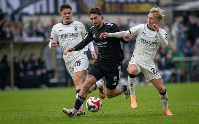 Fussball, Saison 2025 2026, Regionalliga West, 08.11.2025, 15. Spieltag, Herren, 1.FC Bocholt (schwarz) vs. Borussia Moenchengladbach U23 (weiss) v.l.: Nico Vidic (Borussia Moenchengladbach U23), Marlon Frey (1.FC Bocholt), Fritz Henri Fleck (Borussia Moenchengladbach U23), Bocholt Stadion am Huenting Nordrhein-Westfalen Deutschland