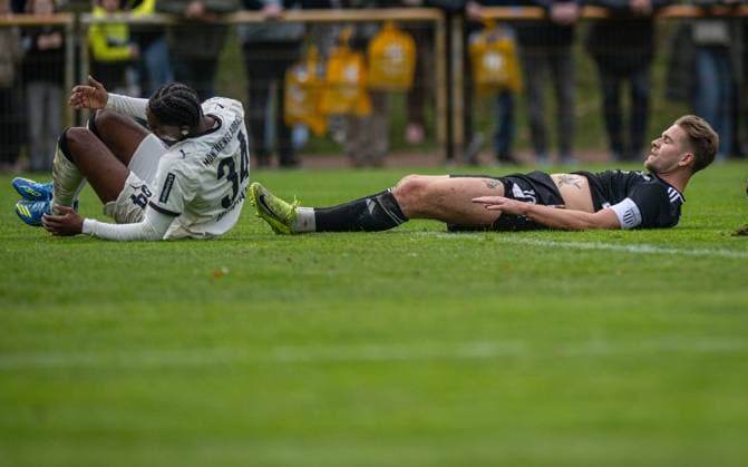 Fussball, Saison 2025 2026, Regionalliga West, 08.11.2025, 15. Spieltag, Herren, 1.FC Bocholt (schwarz) vs. Borussia Moenchengladbach U23 (weiss) v.l.: Charles Kwablan Herrmann (Borussia Moenchengladbach U23), Jan Holldack (1.FC Bocholt), Bocholt Stadion am Huenting Nordrhein-Westfalen Deutschland
