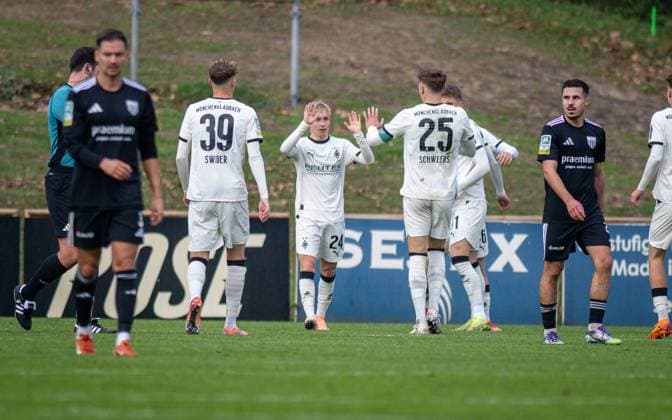 Fussball, Saison 2025 2026, Regionalliga West, 08.11.2025, 15. Spieltag, Herren, 1.FC Bocholt (schwarz) vs. Borussia Moenchengladbach U23 (weiss) v.l.: Julian Riedel (1.FC Bocholt), Niklas Swider (Borussia Moenchengladbach U23), Fritz Henri Fleck (Borussia Moenchengladbach U23), Lion Schweers (Borussia Moenchengladbach U23), Veit Stange (Borussia Moenchengladbach U23), Marvin Lorch (1.FC Bocholt), Bocholt Stadion am Huenting Nordrhein-Westfalen Deutschland