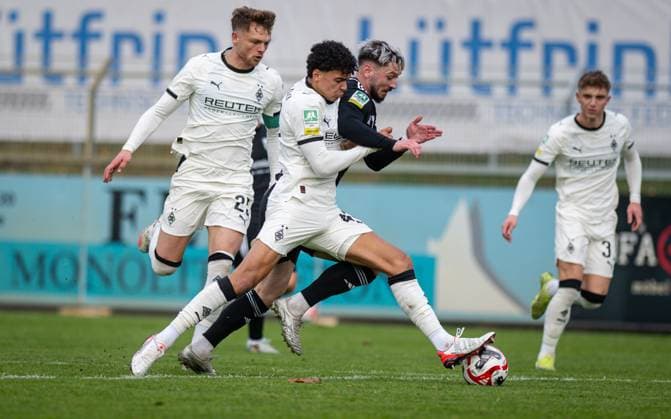 Fussball, Saison 2025 2026, Regionalliga West, 08.11.2025, 15. Spieltag, Herren, 1.FC Bocholt (schwarz) vs. Borussia Moenchengladbach U23 (weiss) v.l.: Tyler Louis Meiser (Borussia Moenchengladbach U23), Cedric Euschen (1.FC Bocholt), Bocholt Stadion am Huenting Nordrhein-Westfalen Deutschland