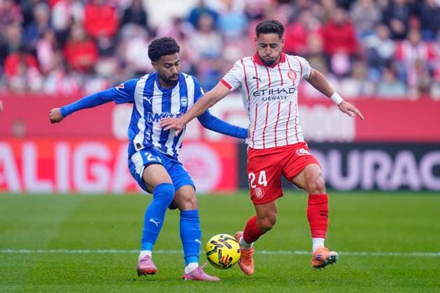 ESP: Girona FC - Deportivo Alaves . Liga match 2025-2026, Date 12 Calebe of Deportivo Alaves and Alex Moreno of Girona FC during the La Liga match 2025-2026, date 12 between Girona FC and Deportivo Alaves played at Montilivi Stadium on November 08, 2025 in Girona, Spain. kpng Copyright: xSergioxRuizx xPRESSINx PS_251108_GIR_ALA_014