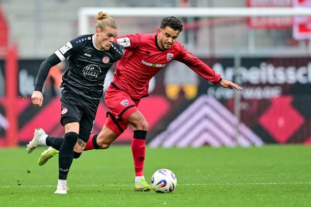 v.li.: Tom Ludovic Jean-Baptiste Moustier (Essen, 28) Fredrik Carlsen (FC Ingolstadt, 8) im Zweikampf, Duell, duel, tackle, Dynamik, Action, Aktion, 08.11.2025, Ingolstadt (Deutschland), Fussball, 3. Liga, FC Ingolstadt 04 - Rot-Weiss Essen, DFB DFL REGULATIONS PROHIBIT ANY USE OF PHOTOGRAPHS AS IMAGE SEQUENCES AND OR QUASI-VIDEO.