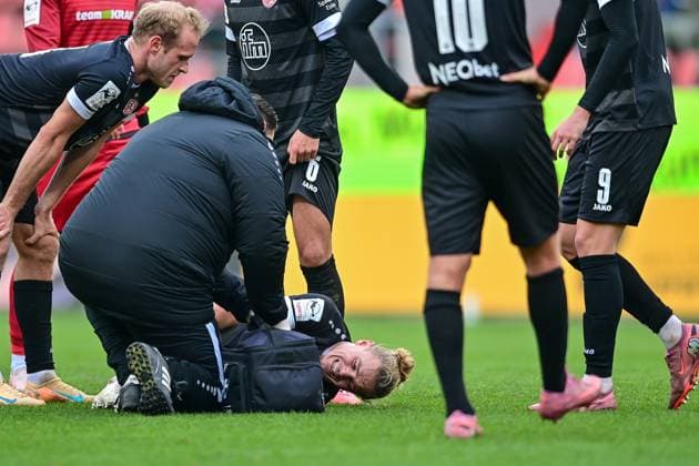 Tom Ludovic Jean-Baptiste Moustier (Essen, 28) muss auf dem Platz behandelt werden, mit Schmerzen nach einem Foul, racked with pain, verletzt, Verletzung, injured, sporting injury, 08.11.2025, Ingolstadt (Deutschland), Fussball, 3. Liga, FC Ingolstadt 04 - Rot-Weiss Essen, DFB DFL REGULATIONS PROHIBIT ANY USE OF PHOTOGRAPHS AS IMAGE SEQUENCES AND OR QUASI-VIDEO.