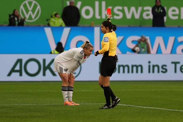 VfL - Frankfurt, BL Frauen Wolfsburg, 08.11.2025, FUßBALL - VfL Wolfsburg vs. Eintracht Frankfurt, Google Pixel Frauen-Bundesliga, Saison 2025 26. Schiedsrichterin Riem Hssein zeigt Nina Lührßen (Eintracht Frankfurt) die Rote Karte Wolfsburg