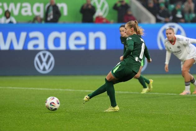 VfL - Frankfurt, BL Frauen Wolfsburg, 08.11.2025, FUßBALL - VfL Wolfsburg vs. Eintracht Frankfurt, Google Pixel Frauen-Bundesliga, Saison 2025 26. Janina Minge (VfL Wolfsburg) verschießt Elfmeter Wolfsburg