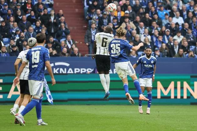 Amara Conde (SV 07 Elversberg) und Mika Tom Wallentowitz (FC Schalke 04) beim Spiel der 2. Bundesliga (Saison 2025 26) FC Schalke 04 - SV 07 Elversberg Copyright: Thomas Pakusch