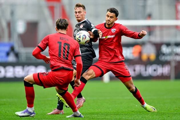 v.li.: Dennis Kaygin (FC Ingolstadt, 10) Marvin Obuz (Essen, 10) Fredrik Carlsen (FC Ingolstadt, 8) im Zweikampf, Duell, duel, tackle, Dynamik, Action, Aktion, 08.11.2025, Ingolstadt (Deutschland), Fussball, 3. Liga, FC Ingolstadt 04 - Rot-Weiss Essen, DFB DFL REGULATIONS PROHIBIT ANY USE OF PHOTOGRAPHS AS IMAGE SEQUENCES AND OR QUASI-VIDEO.