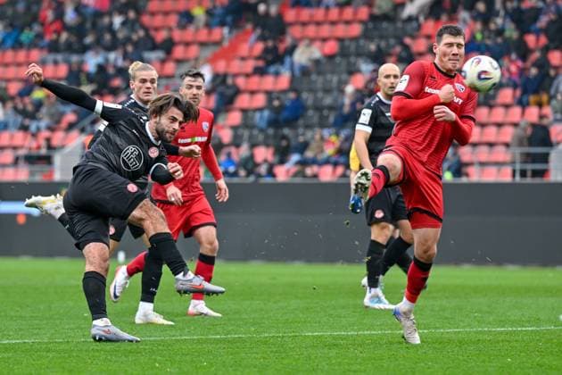 Jose Enrique Rios Alonso (Essen, 23) zieht ab, Torschuss, 08.11.2025, Ingolstadt (Deutschland), Fussball, 3. Liga, FC Ingolstadt 04 - Rot-Weiss Essen, DFB DFL REGULATIONS PROHIBIT ANY USE OF PHOTOGRAPHS AS IMAGE SEQUENCES AND OR QUASI-VIDEO.