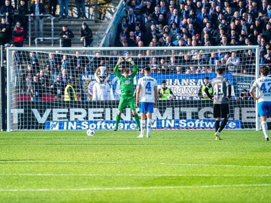 Kenan Fatkic (FC Hansa Rostock, 04) beim Elfmeterduell mit Max Schmitt (SSV Ulm 1846, 01), GER, SSV Ulm 1846 vs. FC Hansa Rostock, Fussball, 3. Liga, Spielzeit 2025 2026, 08.11.2025, DFB DFL regulations prohibit any use of photographs as image sequences and or quasi-video. GER, SSV Ulm 1846 vs. FC Hansa Rostock, Fussball, 3. Liga, Spielzeit 2025 2026, 08.11.2025 Ulm Copyright: xMichaelxSchmidt Eibner-Pressefotx EP_MST