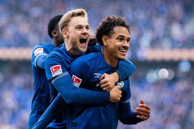 08.11.2025 - Fußball, 2025 2026, 2. Bundesliga, 12. Spieltag, DSC Arminia Bielefeld - Karlsruher SC: (R) Monju Momuluh (Bielefeld) jubelt nach seinem Tor zum 3:0 mit (L) Tim Handwerker (Bielefeld) DFL REGULATIONS PROHIBIT ANY USE OF PHOTOGRAPHS AS IMAGE SEQUENCES AND OR QUASI-VIDEO.