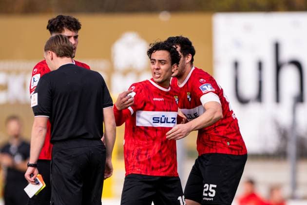 rote Karte, Platzverweis fuer Amnay Moutassime, (TSG Balingen, 18), voellig unverstaendlich, TSG Balingen vs. TSV Schott Mainz, Fussball, Regionalliga Suedwest, 16. Spieltag, Saison 2025 2026, 08.11.2025, Eibner-Pressefoto Andreas Ulmer TSG Balingen vs. TSV Schott Mainz, Fussball, Regionalliga Suedwest, 16. Spieltag, Saison 2025 2026, 08.11.2025, Balingen Copyright: xEibner-Pressefoto AndreasxUlmerx EP_AUR