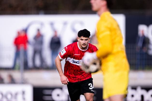 Halim Eroglu, (TSG Balingen, 34) den Ball im Blick, TSG Balingen vs. TSV Schott Mainz, Fussball, Regionalliga Suedwest, 16. Spieltag, Saison 2025 2026, 08.11.2025, Eibner-Pressefoto Andreas Ulmer TSG Balingen vs. TSV Schott Mainz, Fussball, Regionalliga Suedwest, 16. Spieltag, Saison 2025 2026, 08.11.2025, Balingen Copyright: xEibner-Pressefoto AndreasxUlmerx EP_AUR