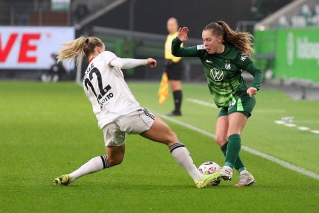 VfL - Frankfurt, BL Frauen Wolfsburg, 08.11.2025, FUßBALL - VfL Wolfsburg vs. Eintracht Frankfurt, Google Pixel Frauen-Bundesliga, Saison 2025 26. Torfrau Lina Altenburg (Eintracht Frankfurt), Janou Levels (VfL Wolfsburg) Wolfsburg