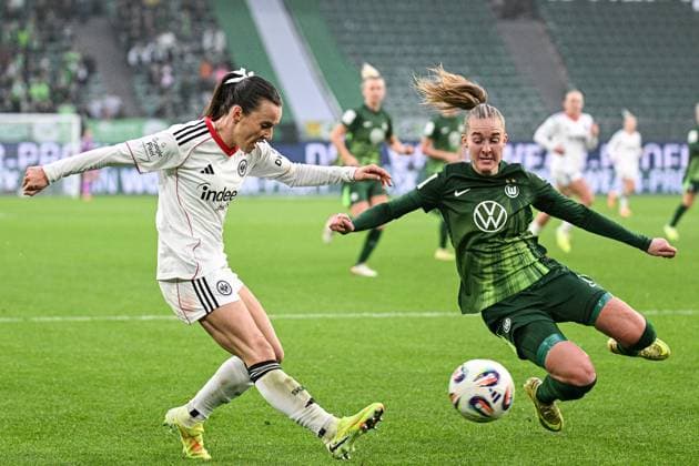 Fußball I Frauen I Saison 2025-2026 I Bundesliga I 10. Spieltag I VfL Wolfsburg - Eintracht Frankfurt I 08.11.2025 Zweikampf Hayley Emma Raso (7, Eintracht Frankfurt) und Janina Minge (6, VfL Wolfsburg) Wolfsburg Volkswagen Arena Niedersachsen Deutschland Copyright: xLobeca InesxHähnelx