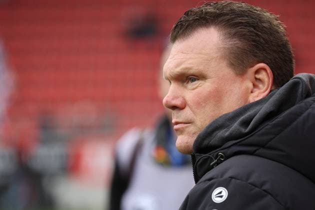 Trainer Uwe Koschinat (Rot-Weiss Essen) beim Spiel FC Ingolstadt 04 gegen Rot-Weiss Essen Fußball am 08.11.2025, DFB regulations prohibit any use of photographs as image sequences and or quasi-video. GER, Fussball, 3. Liga, Spieltag 14, 1.FC Ingolstadt gegen Rot-Weiss Essen, Fußball, 08.11.2025, Audi Sportpark Ingolstadt Copyright: xEibner-Pressefoto OliverxSTRISCHx EP-OSH