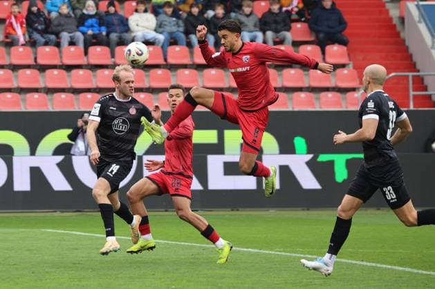 Fredrik Carlsen (FC Ingolstadt 04, Nr.8) zusammen mit Marcel Costly (FC Ingolstadt 04, Nr.22) unterwegs in Richtung Tor beim Spiel FC Ingolstadt 04 gegen Rot-Weiss Essen Fußball am 08.11.2025, DFB regulations prohibit any use of photographs as image sequences and or quasi-video. GER, Fussball, 3. Liga, Spieltag 14, 1.FC Ingolstadt gegen Rot-Weiss Essen, Fußball, 08.11.2025, Audi Sportpark Ingolstadt Copyright: xEibner-Pressefoto OliverxSTRISCHx EP-OSH