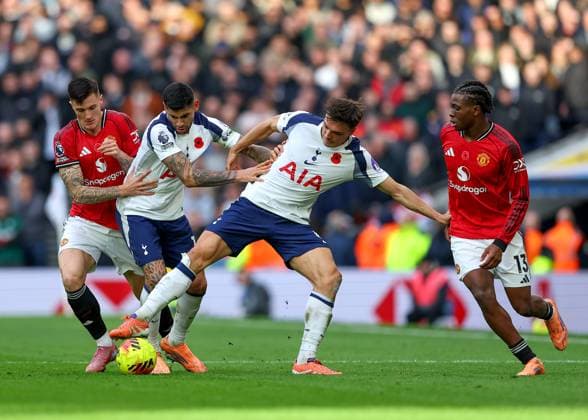 8th November 2025; Tottenham Hotspur Stadium, London, England; Premier League Football, Tottenham Hotspur versus Manchester United, ManU Micky van de Ven and Cristian Romero of Tottenham Hotspur attempt to get the ball from Patrick Dorgu and Benjamin Sesko of Manchester United  JohnxPatrickxFletcher