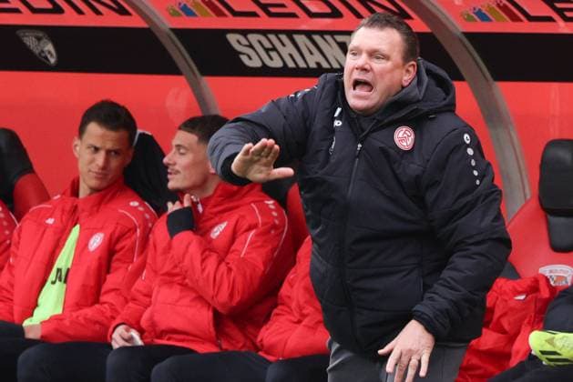 Trainer Uwe Koschinat (Rot-Weiss Essen) regt sich im Laufe der ersten Halbzeit immer mehr auf beim Spiel FC Ingolstadt 04 gegen Rot-Weiss Essen Fußball am 08.11.2025, DFB regulations prohibit any use of photographs as image sequences and or quasi-video. GER, Fussball, 3. Liga, Spieltag 14, 1.FC Ingolstadt gegen Rot-Weiss Essen, Fußball, 08.11.2025, Audi Sportpark Ingolstadt Copyright: xEibner-Pressefoto OliverxSTRISCHx EP-OSH
