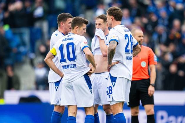 08.11.2025 - Fußball, 2025 2026, 2. Bundesliga, 12. Spieltag, DSC Arminia Bielefeld - Karlsruher SC: (L-R) Nicolai Rapp (Karlsruhe), Marvin Wanitzek (Karlsruhe), Christoph Kobald (Karlsruhe), Marcel Franke (Karlsruhe) DFL REGULATIONS PROHIBIT ANY USE OF PHOTOGRAPHS AS IMAGE SEQUENCES AND OR QUASI-VIDEO.