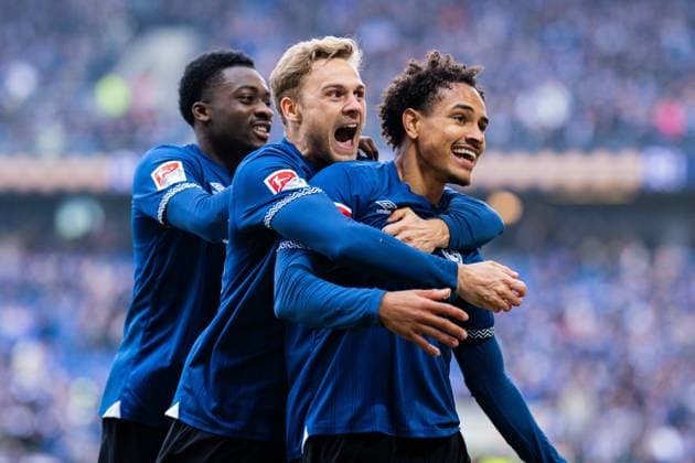 08.11.2025 - Fußball, 2025 2026, 2. Bundesliga, 12. Spieltag, DSC Arminia Bielefeld - Karlsruher SC: (R) Monju Momuluh (Bielefeld) jubelt nach seinem Tor zum 3:0 mit (L-M) Benjamin Boakye (Bielefeld), Tim Handwerker (Bielefeld) DFL REGULATIONS PROHIBIT ANY USE OF PHOTOGRAPHS AS IMAGE SEQUENCES AND OR QUASI-VIDEO.