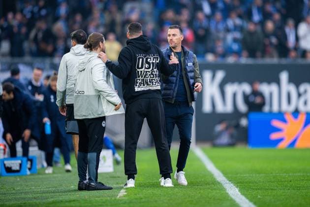 08.11.2025 - Fußball, 2025 2026, 2. Bundesliga, 12. Spieltag, DSC Arminia Bielefeld - Karlsruher SC: (L-R) Mitch Kniat (Trainer - Bielefeld), Christian Eichner (Trainer - Karlsruhe) DFL REGULATIONS PROHIBIT ANY USE OF PHOTOGRAPHS AS IMAGE SEQUENCES AND OR QUASI-VIDEO.