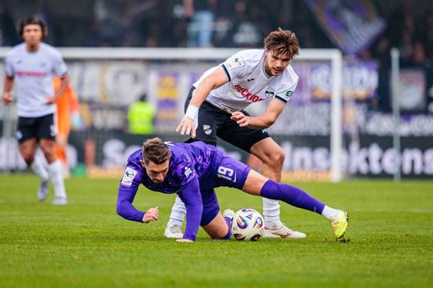 v.l. Julian Guttau (FC Erzgebirge Aue, 19), Julian Stark (SC Verl, 07) im Zweikampf GER, SC Verl vs. FC Erzgebirge Aue, Fussball, 3. Liga, 14. Spieltag, Spielzeit 2025 2026, 08.11.2025 DFL Regulations prohibit any use of photographers as image sequences and or quasi-video. GER, SC Verl vs. FC Erzgebirge Aue, Fussball, 3. Liga, 14. Spieltag, Spielzeit 2025 2026, 08.11.2025 Verl Copyright: xEibner-Pressefoto JanxRollingerx EP_JSK