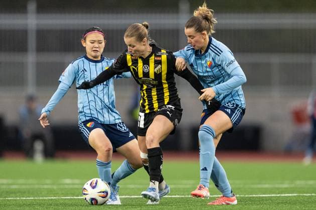 251108 Djurgardens Urara Watanabe och Elsa Pelgander mot Häckens Anna Anvegard under fotbollsmatchen i Damallsvenskan mellan Djurgarden och Häcken den 8 november 2025 i Stockholm. Copyright: JESPERxZERMAN BB251108JZ041