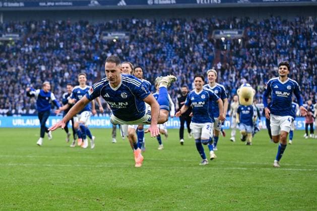 08.11.2025, Fussball, 2. Bundesliga, Saison 2025 2026, 12. Spieltag, FC Schalke 04 - SV Elversberg, Nikola Katic (FC Schalke 04) fliegt Richtung der Nordkurve beim Schlussjubel, xRHR-FOTO YYx Copyright: KROEGER RHR-FOTOx RHR-FOTO YY