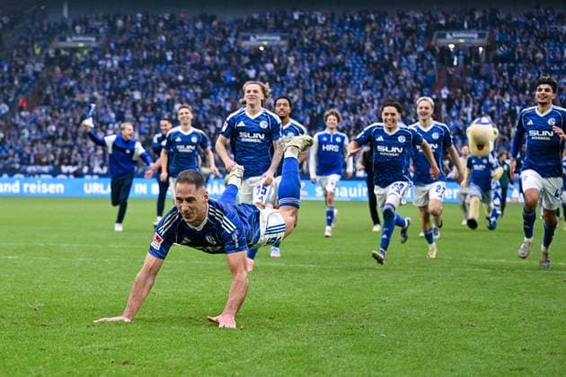 08.11.2025, Fussball, 2. Bundesliga, Saison 2025 2026, 12. Spieltag, FC Schalke 04 - SV Elversberg, Nikola Katic (FC Schalke 04) fliegt Richtung der Nordkurve beim Schlussjubel, xRHR-FOTO YYx Copyright: KROEGER RHR-FOTOx RHR-FOTO YY