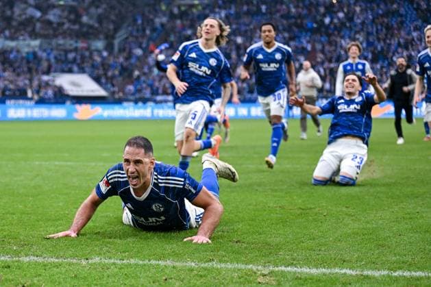 08.11.2025, Fussball, 2. Bundesliga, Saison 2025 2026, 12. Spieltag, FC Schalke 04 - SV Elversberg, Nikola Katic (FC Schalke 04) fliegt Richtung der Nordkurve beim Schlussjubel, xRHR-FOTO YYx Copyright: KROEGER RHR-FOTOx RHR-FOTO YY