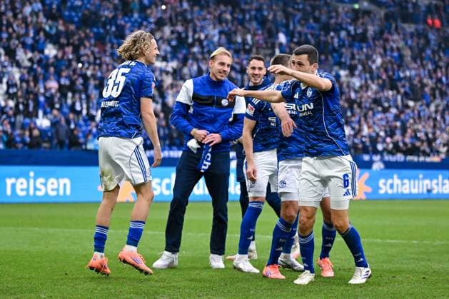 08.11.2025, Fussball, 2. Bundesliga, Saison 2025 2026, 12. Spieltag, FC Schalke 04 - SV Elversberg, Mika Wallentowitz (FC Schalke 04), Ron Schallenberg (FC Schalke 04) xRHR-FOTO YYx Copyright: KROEGER RHR-FOTOx RHR-FOTO YY