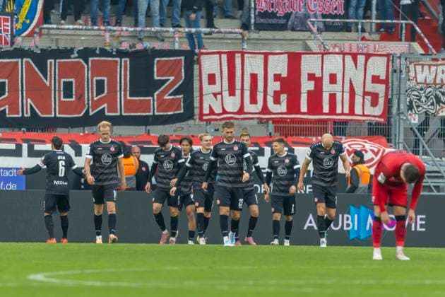 Ingolstadt, Deutschland 08. November 2025: 3. Liga - 2025 2026 - FC Ingolstadt 04 vs. Rot-Weiss Essen Im Bild: in der Traube Torschütze Jaka Potocnik (RWE) jubelt nach seinem Tor zum 0:1 mit seinen Mannschaftskollegen, DFB regulations prohibit any use of photographs as image sequences and or quasi-video Audi Sportpark Bayern Copyright: xFotostandx xSchäferx