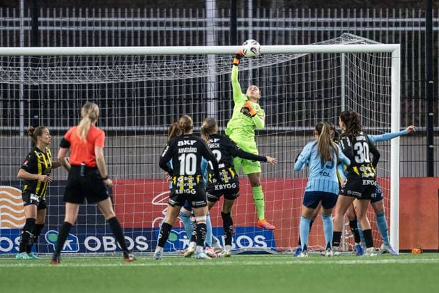 251108 Häckens malvakt Jennifer Falk under fotbollsmatchen i Damallsvenskan mellan Djurgarden och Häcken den 8 november 2025 i Stockholm. Copyright: JESPERxZERMAN BB251108JZ043
