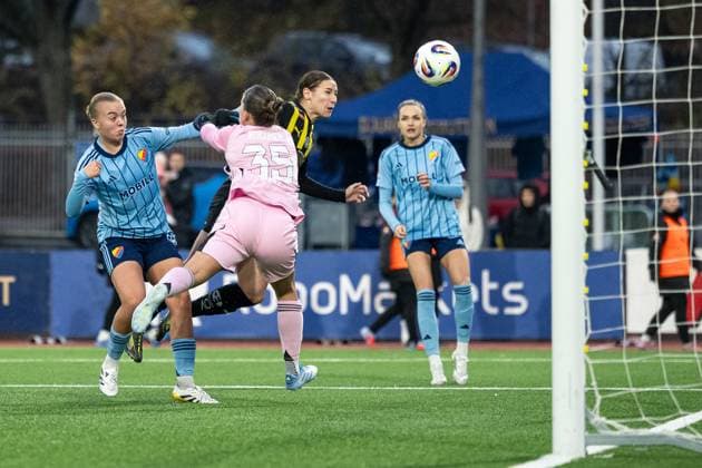 251108 Häckens Tabby Tindell gör 0-1 bakom Djurgardens malvakt Anna Aurora Koivunen under fotbollsmatchen i Damallsvenskan mellan Djurgarden och Häcken den 8 november 2025 i Stockholm. Copyright: JESPERxZERMAN BB251108JZ044