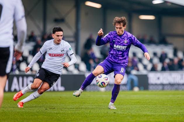 v.l. Timur Gayret (SC Verl, 30), Mika Clausen (FC Erzgebirge Aue, 08) im Zweikampf GER, SC Verl vs. FC Erzgebirge Aue, Fussball, 3. Liga, 14. Spieltag, Spielzeit 2025 2026, 08.11.2025 DFL Regulations prohibit any use of photographers as image sequences and or quasi-video. GER, SC Verl vs. FC Erzgebirge Aue, Fussball, 3. Liga, 14. Spieltag, Spielzeit 2025 2026, 08.11.2025 Verl Copyright: xEibner-Pressefoto JanxRollingerx EP_JSK
