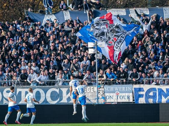 Die Mannschaft des FC Hansa Rostock jubelt nach einem Tor, GER, SSV Ulm 1846 vs. FC Hansa Rostock, Fussball, 3. Liga, Spielzeit 2025 2026, 08.11.2025, DFB DFL regulations prohibit any use of photographs as image sequences and or quasi-video. GER, SSV Ulm 1846 vs. FC Hansa Rostock, Fussball, 3. Liga, Spielzeit 2025 2026, 08.11.2025 Ulm Copyright: xMichaelxSchmidt Eibner-Pressefotx EP_MST