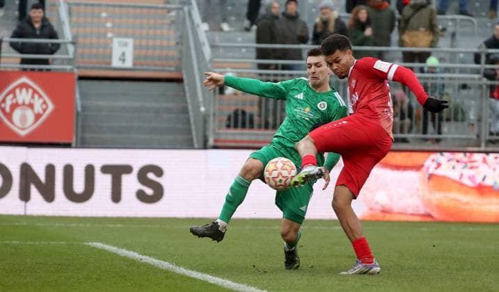 08.11.2025, xfsx, Herren, Fussball, Saison 2025 2026, Regionalliga Bayern, 17. Spieltag: FC Wuerzburger Kickers - SpVgg Ansbach 09 v.li.: Ben Mueller (SpVgg Ansbach 09), Jermain Nischalke (FC Wuerzburger Kickers) erzielt das Tor zum 2:1, scores the goal 2:1 Wuerzburg AKON ARENA Bayern Deutschland