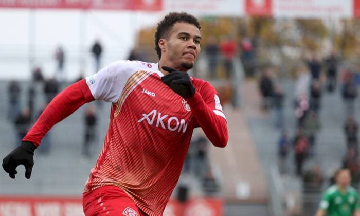 08.11.2025, xfsx, Herren, Fussball, Saison 2025 2026, Regionalliga Bayern, 17. Spieltag: FC Wuerzburger Kickers - SpVgg Ansbach 09 v.li.: Jermain Nischalke (FC Wuerzburger Kickers) mit Torjubel, celebrate the goal, goal celebration, Jubel ueber das Tor zum 2:1, Einzelbild Wuerzburg AKON ARENA Bayern Deutschland