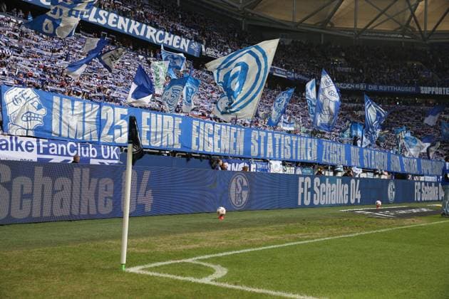 08.11.2025, xrekx, Fussball 2.Bundesliga, FC Schalke 04 - SV Elversberg v.l. Schalke Fans ,Stimmung, Schals, Trikot, Fahne, Banner, Ultras, Zuschauer, Besucher, Choreo, Choreografie, atmosphere, spectators, Visitors (DFL DFB REGULATIONS PROHIBIT ANY USE OF PHOTOGRAPHS as IMAGE SEQUENCES and or QUASI-VIDEO) Gelsenkirchen