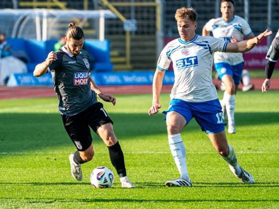 Dennis Chessa (SSV Ulm 1846, 11) im Zweikampf mit Florian Carstens (FC Hansa Rostock, 17), GER, SSV Ulm 1846 vs. FC Hansa Rostock, Fussball, 3. Liga, Spielzeit 2025 2026, 08.11.2025, DFB DFL regulations prohibit any use of photographs as image sequences and or quasi-video. GER, SSV Ulm 1846 vs. FC Hansa Rostock, Fussball, 3. Liga, Spielzeit 2025 2026, 08.11.2025 Ulm Copyright: xMichaelxSchmidt Eibner-Pressefotx EP_MST