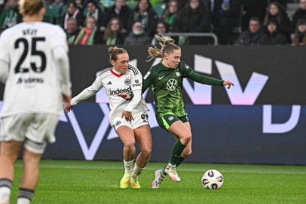 Fußball I Frauen I Saison 2025-2026 I Bundesliga I 10. Spieltag I VfL Wolfsburg - Eintracht Frankfurt I 08.11.2025 Zweikampf Lisanne Gräwe (8, Eintracht Frankfurt) gegen Janou Johanna Theodora Levels (15, VfL Wolfsburg) Wolfsburg Volkswagen Arena Niedersachsen Deutschland Copyright: xLobeca InesxHähnelx